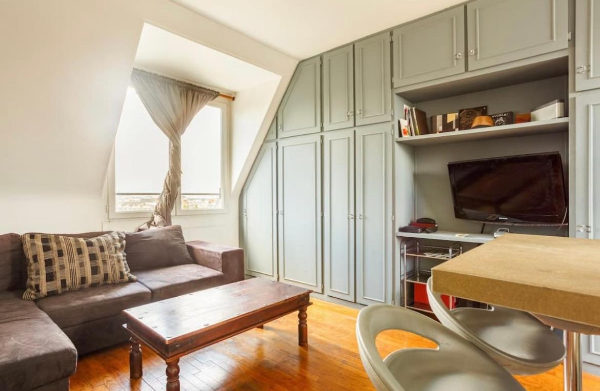 Beautiful Apartment With A View Of Eiffel Tower In Center Paris Eksteriør bilde